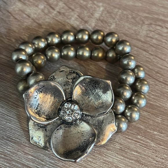 Faux pearl flower bracelet - Picture 3 of 5